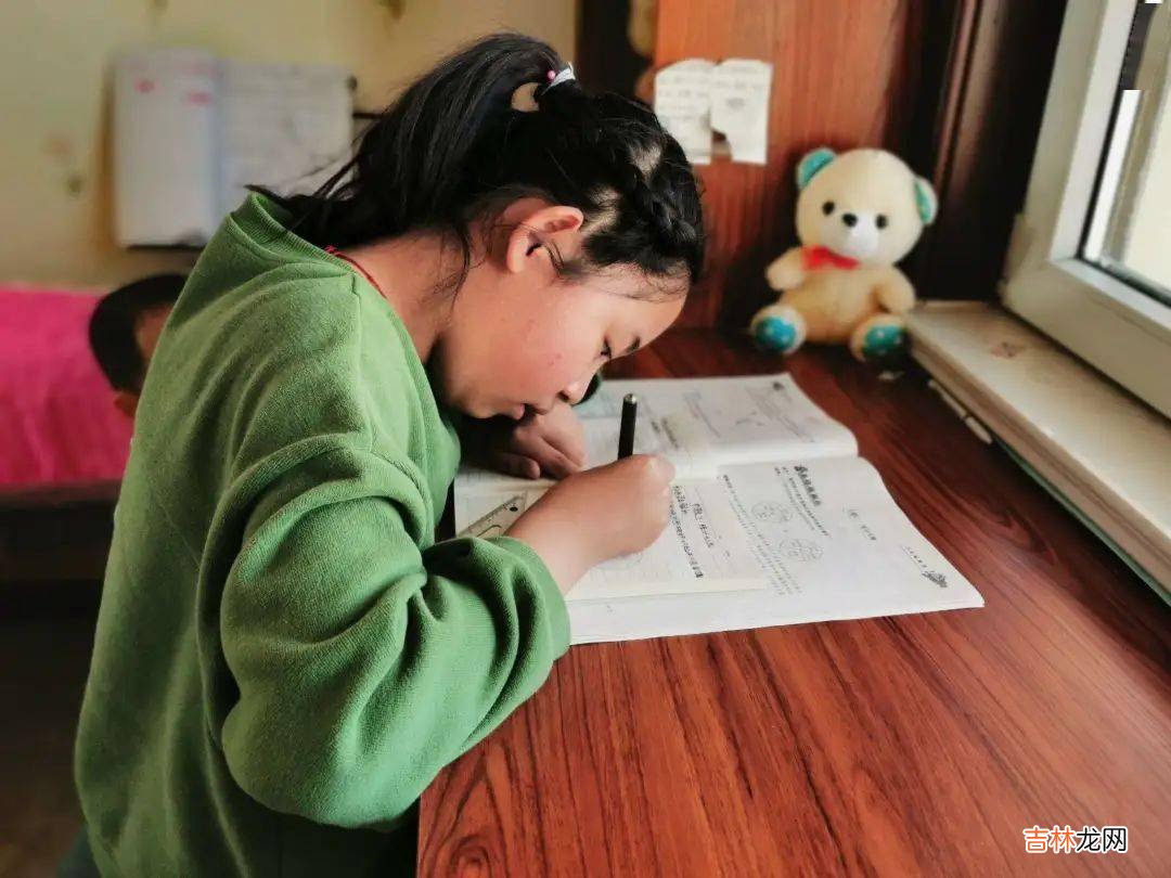 当我学会放“彩虹屁”，女儿的叛逆、厌学消失了，效果立竿见影