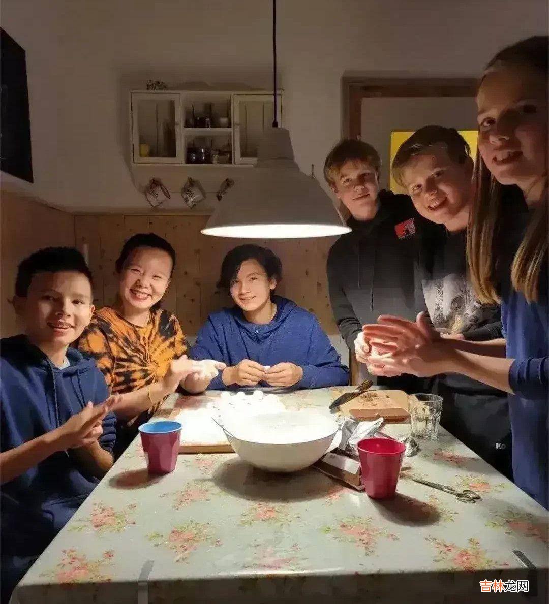 龚琳娜嫁得真好！老公对她百般宠爱，混血儿子高鼻梁双眼皮很漂亮