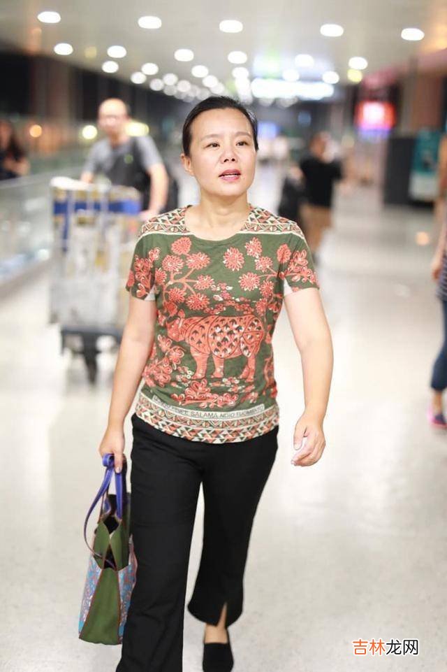 龚琳娜嫁得真好！老公对她百般宠爱，混血儿子高鼻梁双眼皮很漂亮