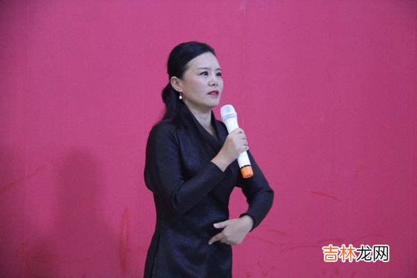 龚琳娜嫁得真好！老公对她百般宠爱，混血儿子高鼻梁双眼皮很漂亮