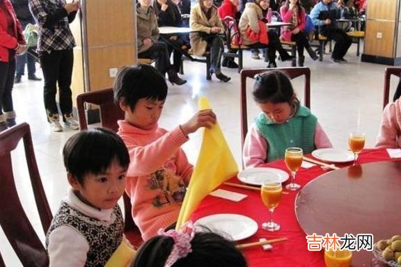 刚参加完同学聚会，就被班长移出群聊，班长：怎么把孩子教成这样