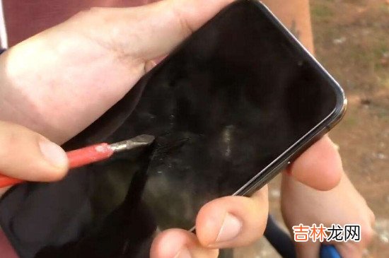 手机有划痕能贴钢化膜