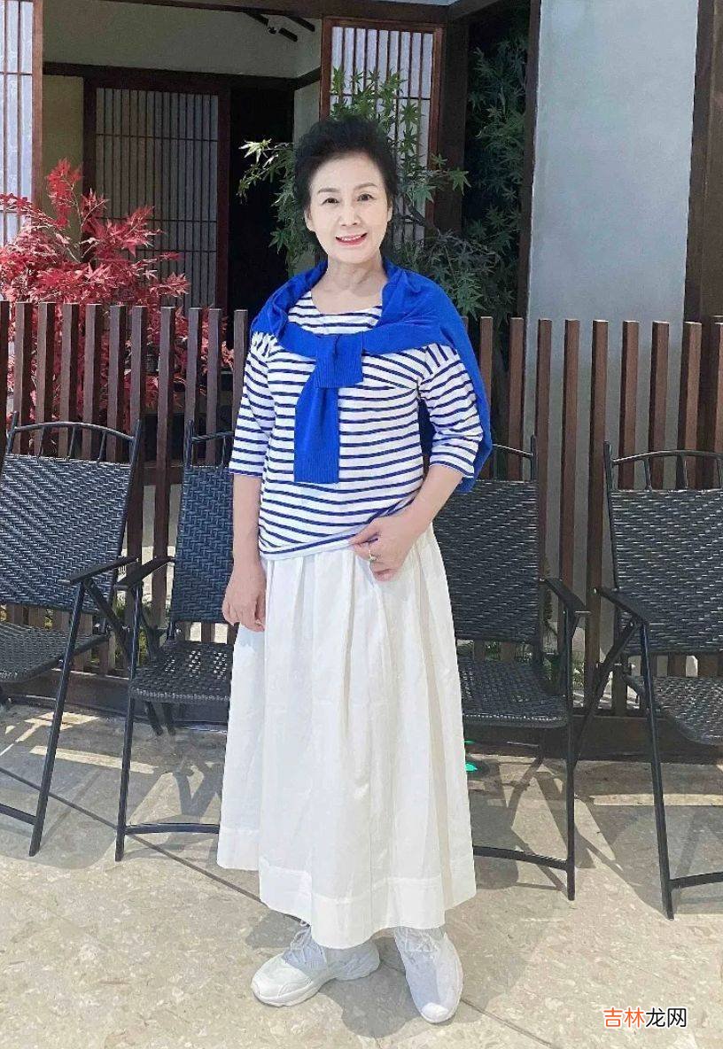 建议60岁女人：穿“富贵色”衣服配平底鞋，看似低调其实很高级