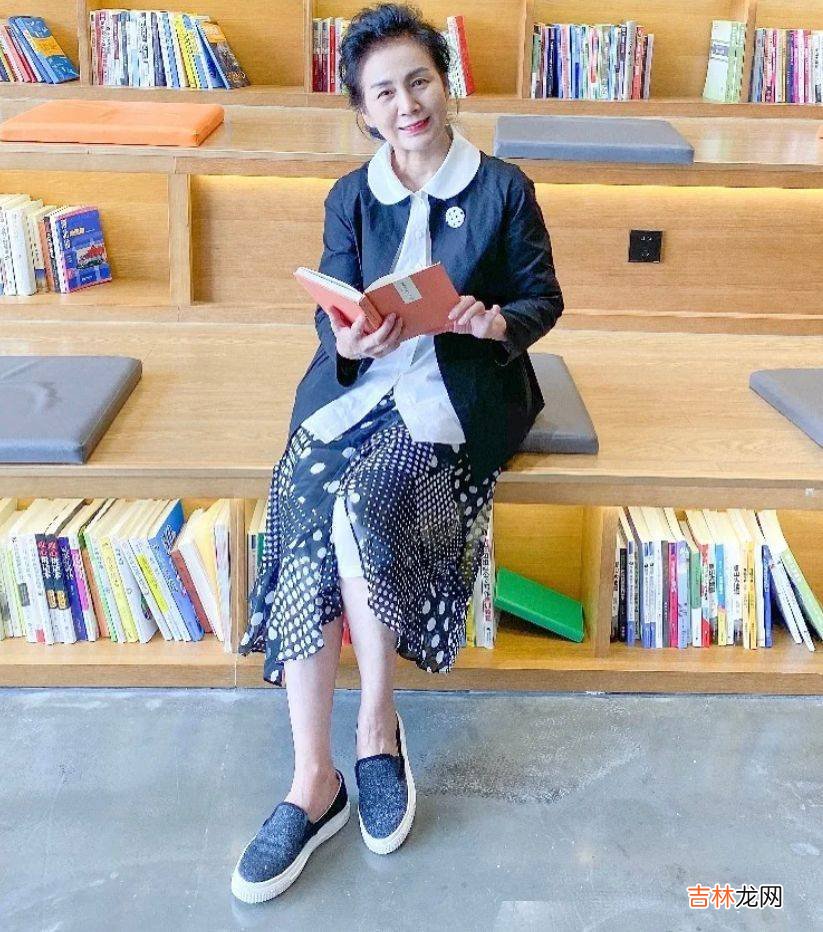 建议60岁女人：穿“富贵色”衣服配平底鞋，看似低调其实很高级