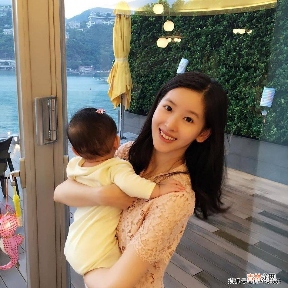 29岁奶茶妹妹怀二胎，肚大如箩气色好，与老公刘强东牵手逛超市