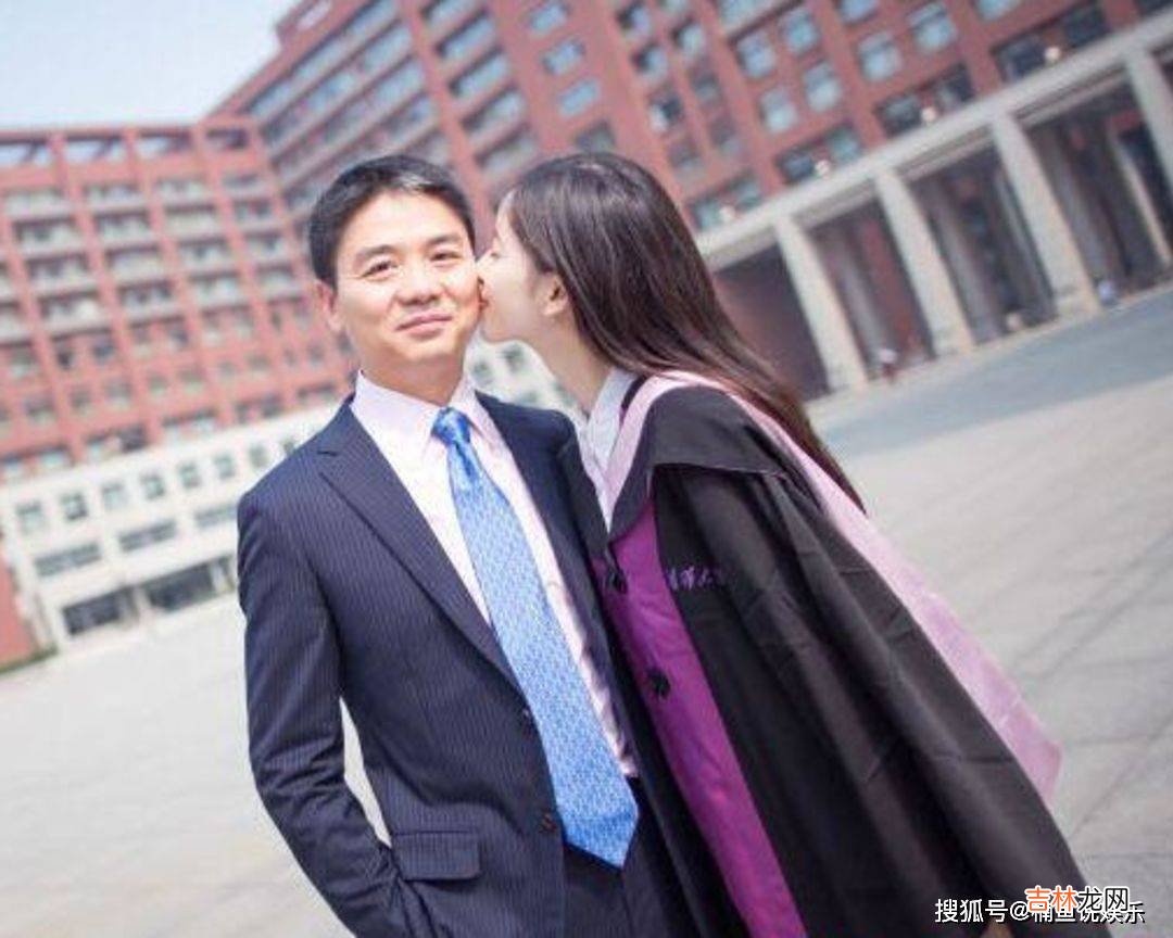 29岁奶茶妹妹怀二胎，肚大如箩气色好，与老公刘强东牵手逛超市