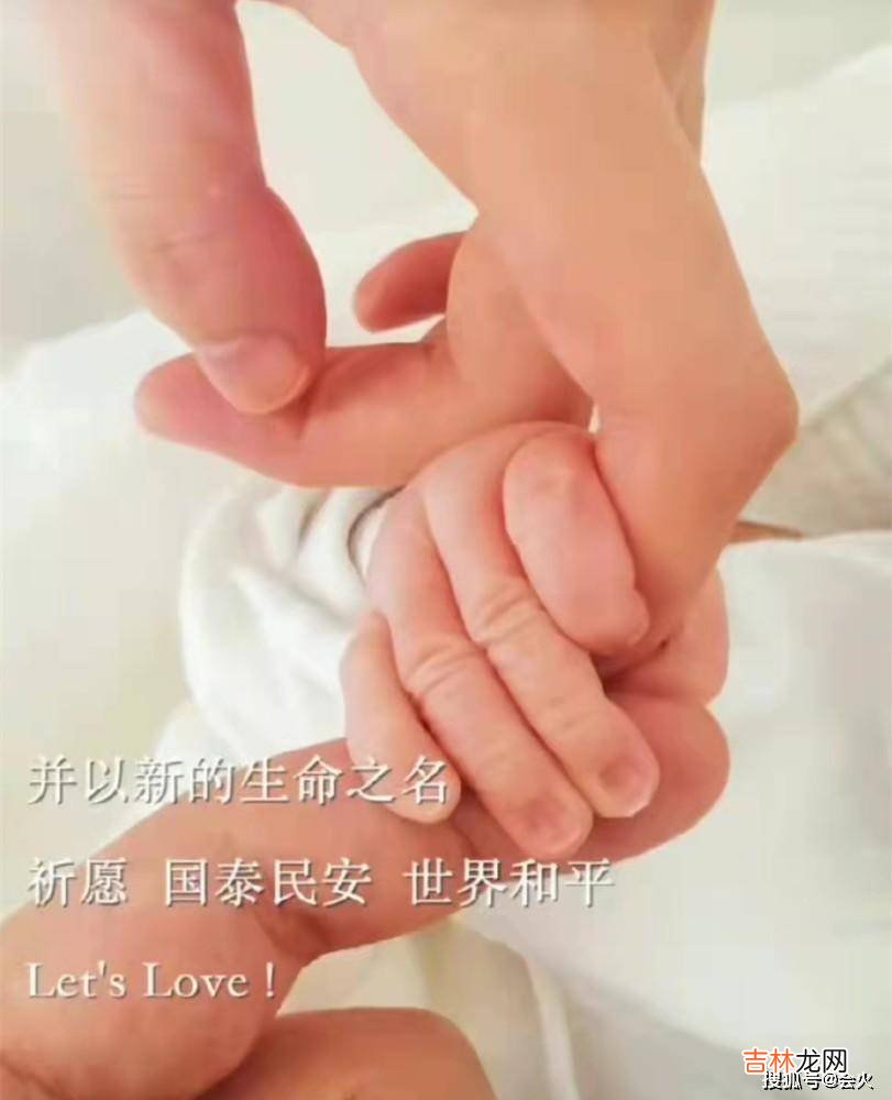 李亚鹏与娇妻拜访客户！头顶秃一大块太显老，女方打扮霸气似总裁