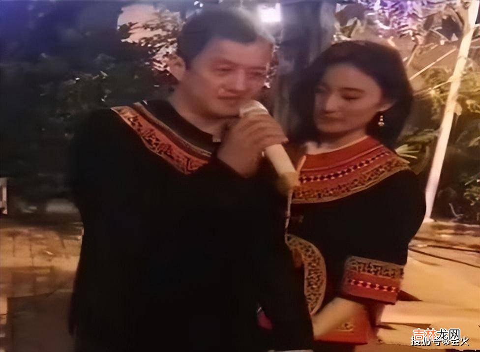 李亚鹏与娇妻拜访客户！头顶秃一大块太显老，女方打扮霸气似总裁