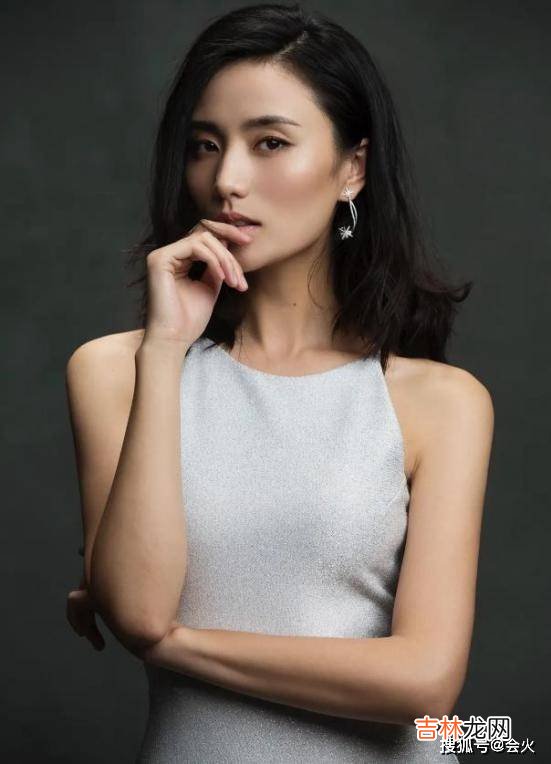 李亚鹏与娇妻拜访客户！头顶秃一大块太显老，女方打扮霸气似总裁