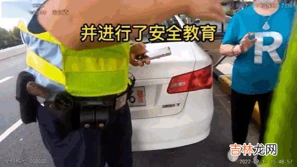 高龄老人寻厕误闯中环 民警出手转危为安