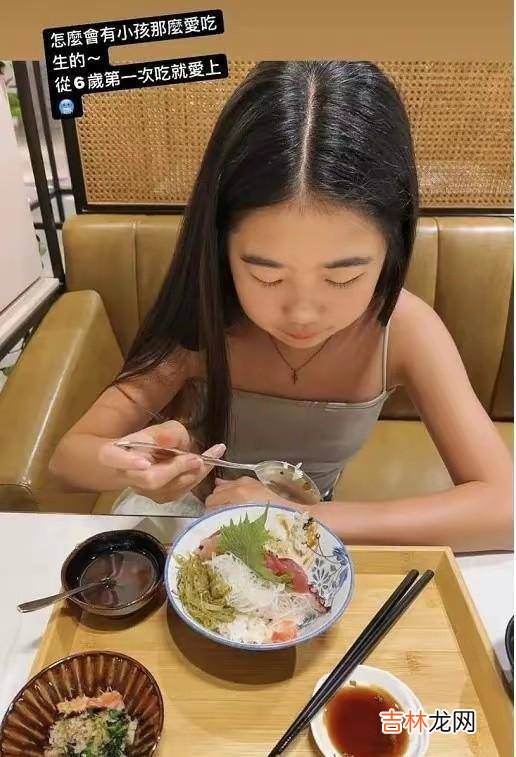 曹格12岁女儿整容式长大！穿吊带太成熟，与同龄人合拍姿势太专业