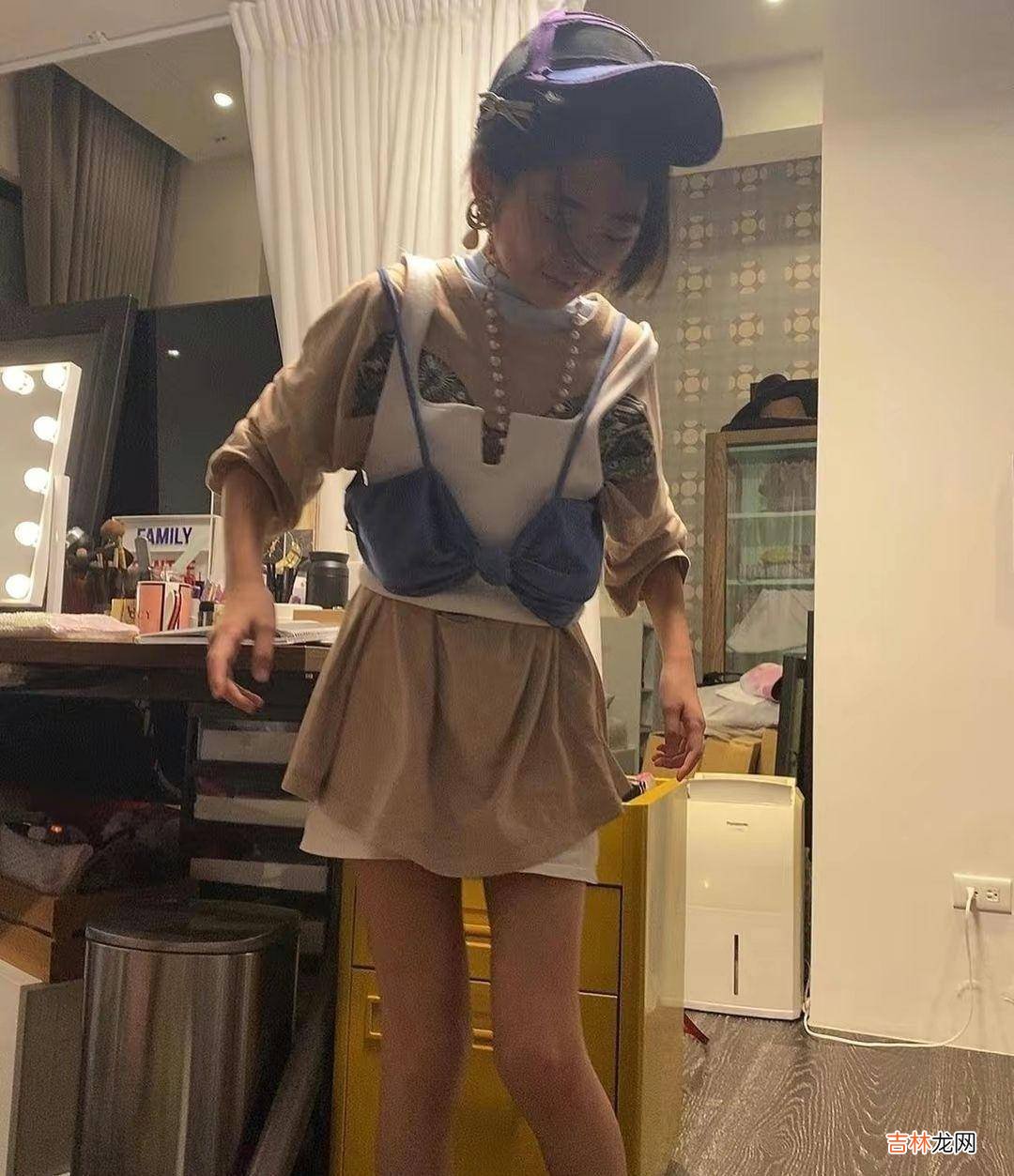 曹格12岁女儿整容式长大！穿吊带太成熟，与同龄人合拍姿势太专业