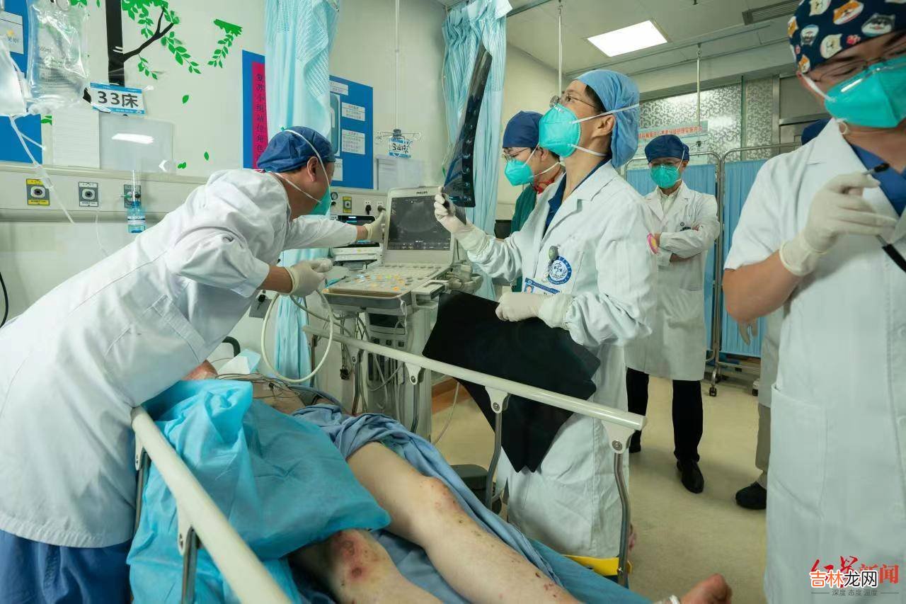 甘宇转入普通病房,58岁救人村民:“太高兴了!” 甘母称等儿出院后将当面致谢