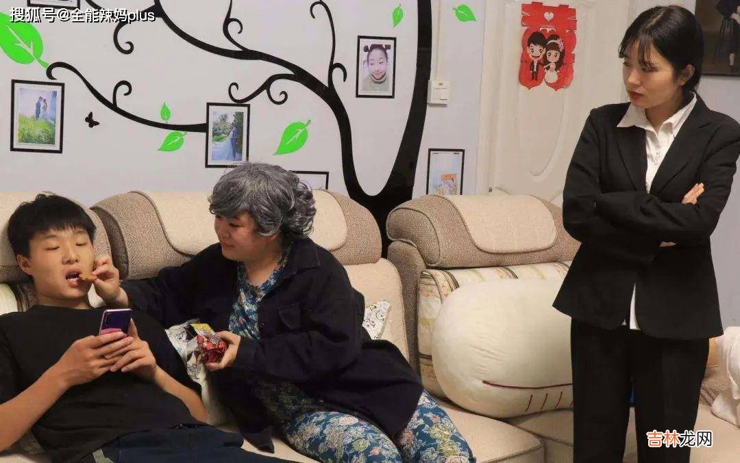 宝妈推电动车险摔倒,儿子却专心打游戏不愿下车:慈母专养败儿?