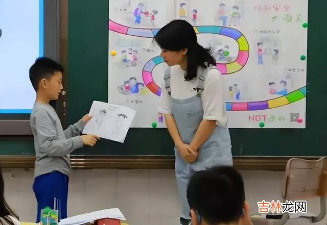 福建一小学开性教育课，教学生如何使用卫生巾，评论区“吵翻了”