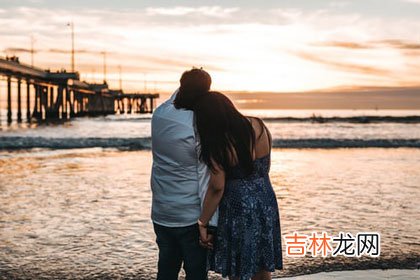 两个人刚刚开始谈恋爱的时候 当你深爱一个人的时候，你所做的任何事情都是遮盖不住你的爱