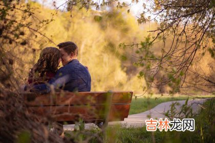 追女生靠的是吸引而不是跪舔 如果你本身是个不善言谈的人，就在行动上多给她惊喜
