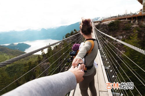 利用甜言蜜语让男人投入到自己温柔的怀抱当中 学会去吸引对方，才能够在感情的世界中你最终和对方在一起