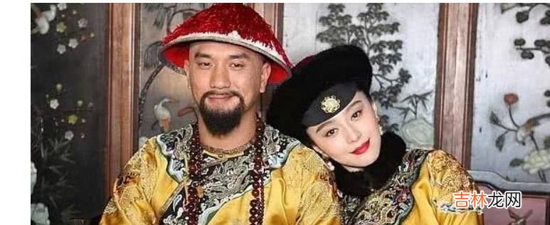 多尔衮的十世孙身穿黄马留着辫子，大闹火车站，要求住进故宫