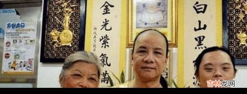 多尔衮的十世孙身穿黄马留着辫子，大闹火车站，要求住进故宫