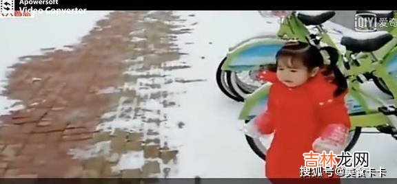 爸爸路过假装不认识女儿，下一秒女儿的反应，真不愧是小情
