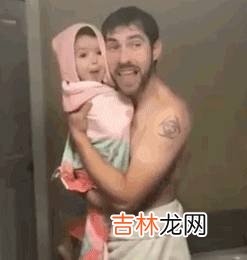 爸爸路过假装不认识女儿，下一秒女儿的反应，真不愧是小情