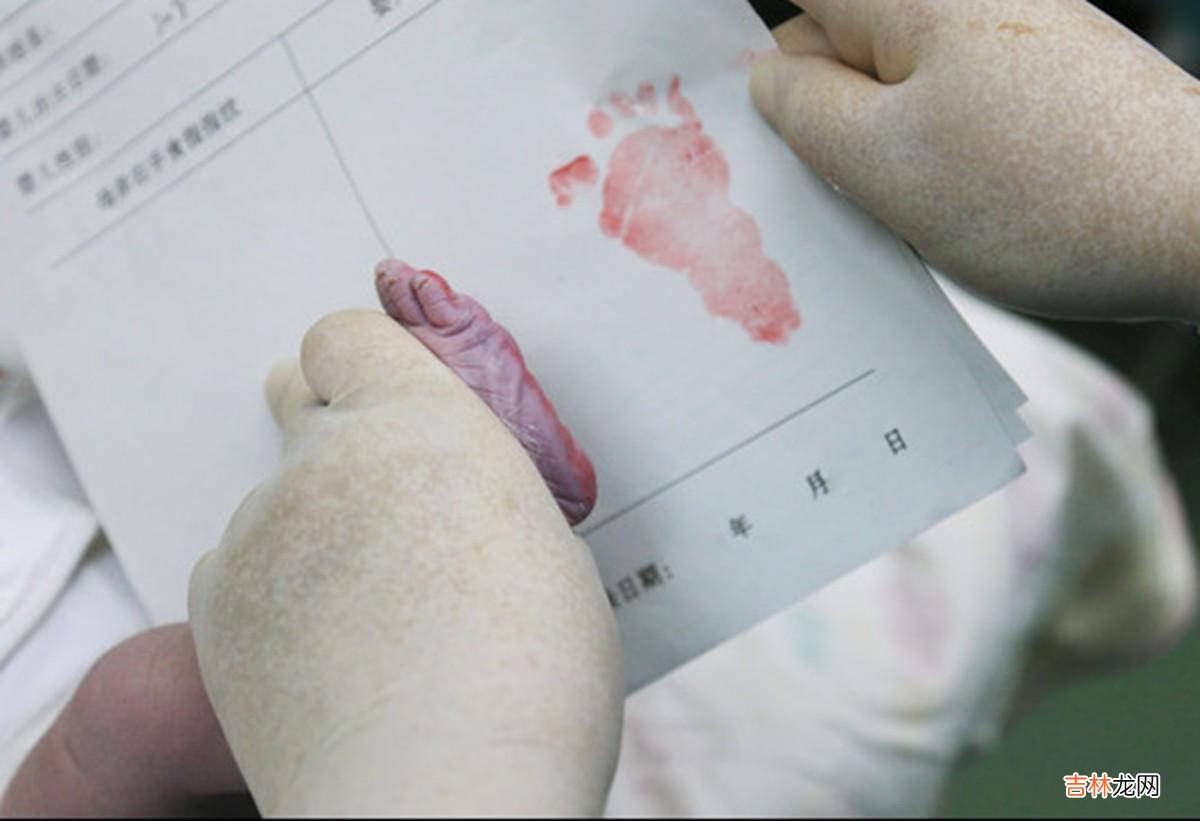 新生儿出生后，医院为什么要留脚印而不是手印？医生不说你也该懂