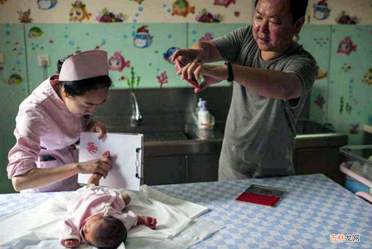 新生儿出生后，医院为什么要留脚印而不是手印？医生不说你也该懂