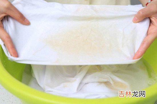 可乐撒白衣服上能洗掉吗