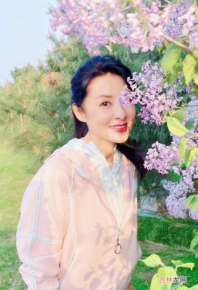 54岁周涛太会穿，打扮成熟不显老，精致而不花哨，值得中年女性借鉴
