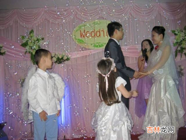 父母补办婚礼,9个月宝宝被安排送婚戒,结果宝宝全程睡着