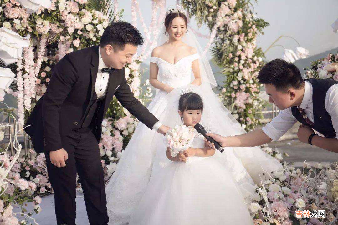 父母补办婚礼,9个月宝宝被安排送婚戒,结果宝宝全程睡着