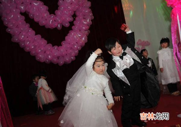 父母补办婚礼,9个月宝宝被安排送婚戒,结果宝宝全程睡着