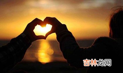 爱情来临时会有一些突然很多人由于自己特别幼稚或者还不够成熟 伤透你心的那个人，已经剥夺了你所有的快乐