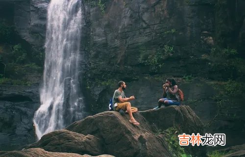 爱情来临时会有一些突然很多人由于自己特别幼稚或者还不够成熟 伤透你心的那个人，已经剥夺了你所有的快乐