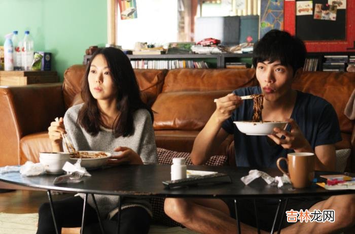 先问你们一个问题你们觉得下面哪一对情侣复合的概率更大?小董和女朋友两个人发生矛盾 你们觉得下面哪一对情侣复合的概率更大?