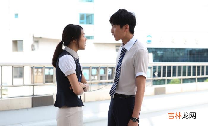 先问你们一个问题你们觉得下面哪一对情侣复合的概率更大?小董和女朋友两个人发生矛盾 你们觉得下面哪一对情侣复合的概率更大?