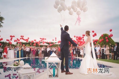 一个男人 一个女人对你忽冷忽热说明什么？首先，说明了女人不是真爱你