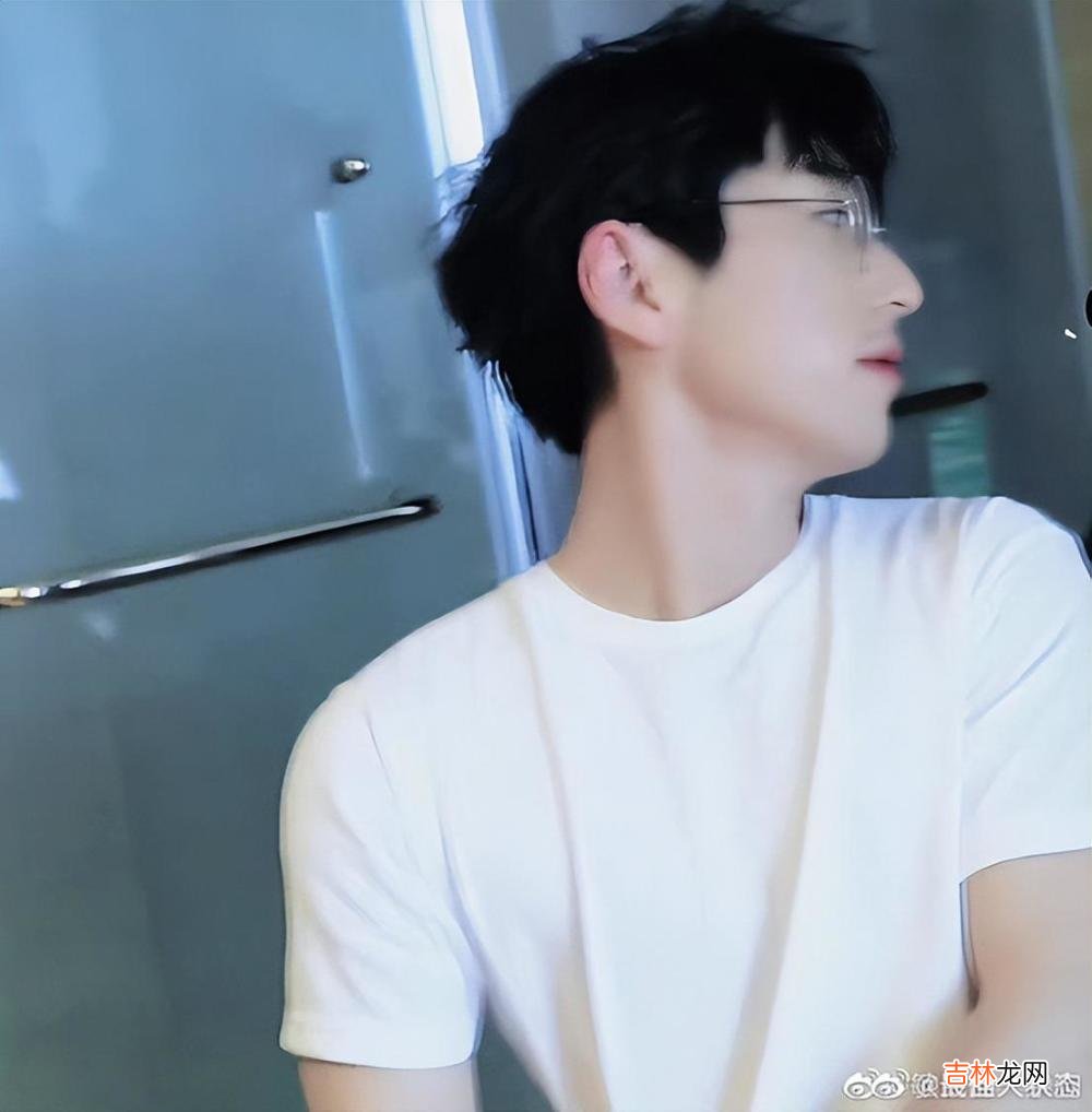 谁懂白客的人夫感！是那种苏感满满的居家好男人型，特别是笑起来