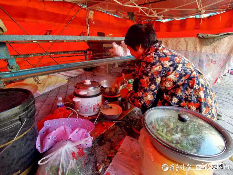 河南夫妻来到红岭村，为村民制作过冬棉被