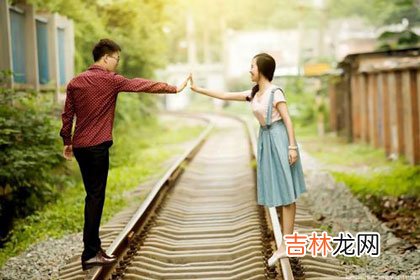 在双方还有联系的情况下 很多女生在挽回男友的过程中总会使用“苦肉计”