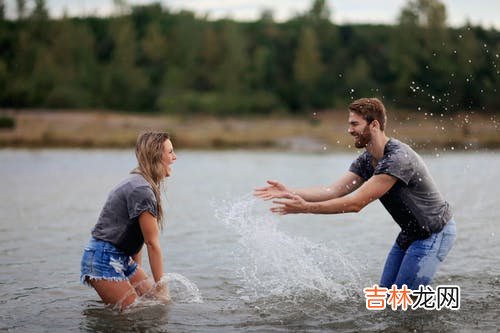 新认识的男朋友让女孩子感觉到十分紧张 不会聊天的人自然会抱怨自己，总是和别人格格不入