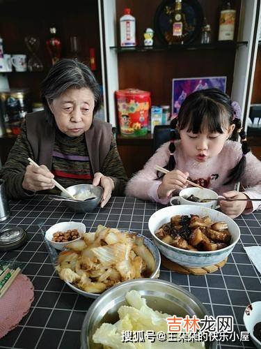 丈夫去世后，女儿接我去养老，饭桌上女婿说的一番话，让我老泪纵横！