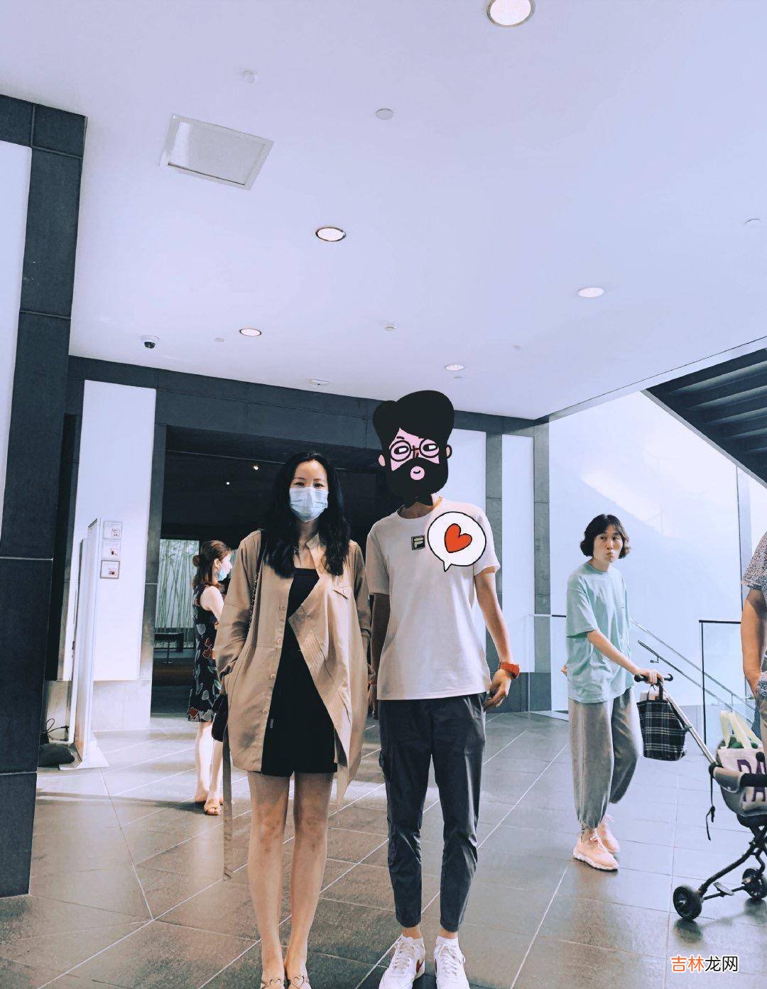 50歲女人想擺脫普通感，學影後詠梅的紅色T恤穿搭，簡直太高級