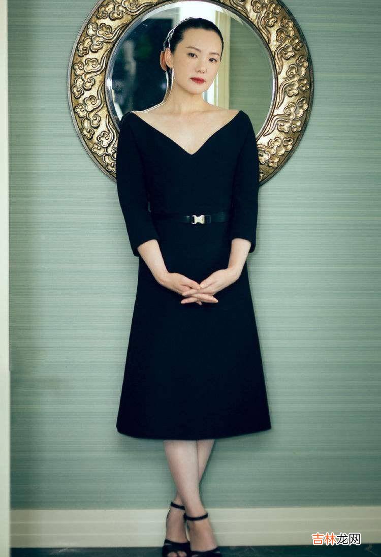 50歲女人想擺脫普通感，學影後詠梅的紅色T恤穿搭，簡直太高級