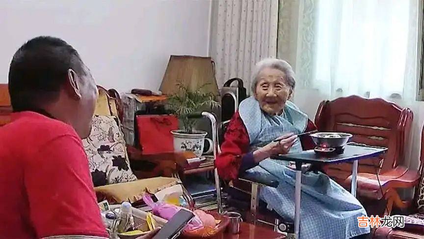 101岁母亲去世，52岁儿子我没有妈妈啦