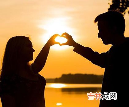 男生对于喜欢的女生会希望两个人能相处的很自然 如果女生是想和你保持距离，没必要苦苦纠缠