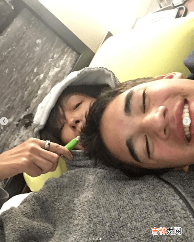 李绮红年轻时多甜美，如今老了就有多糙，晒全家福她像老公妈妈！