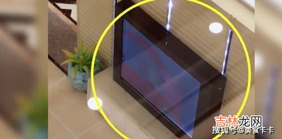 爸爸带儿子到售楼处找妈妈，孩子盯着沙盘不走，走近一看哭笑不得