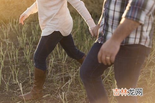 29岁的男人喜欢你会有哪些方式?一个29岁的男人已经变得成熟稳重了 29岁的男人喜欢你会有哪些方式，成熟男人更喜欢你